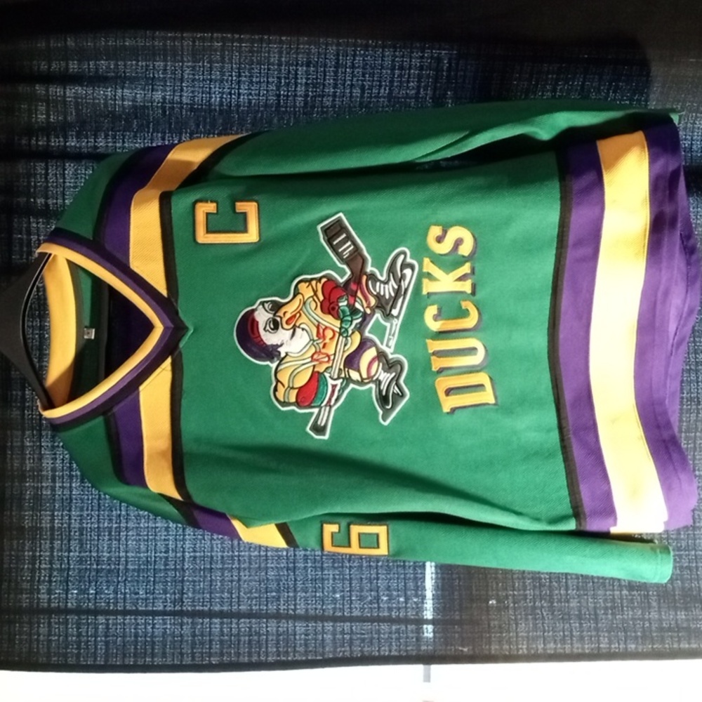 Mighty Ducks Charlie Conway #96 hockey jersey size m mint condition
